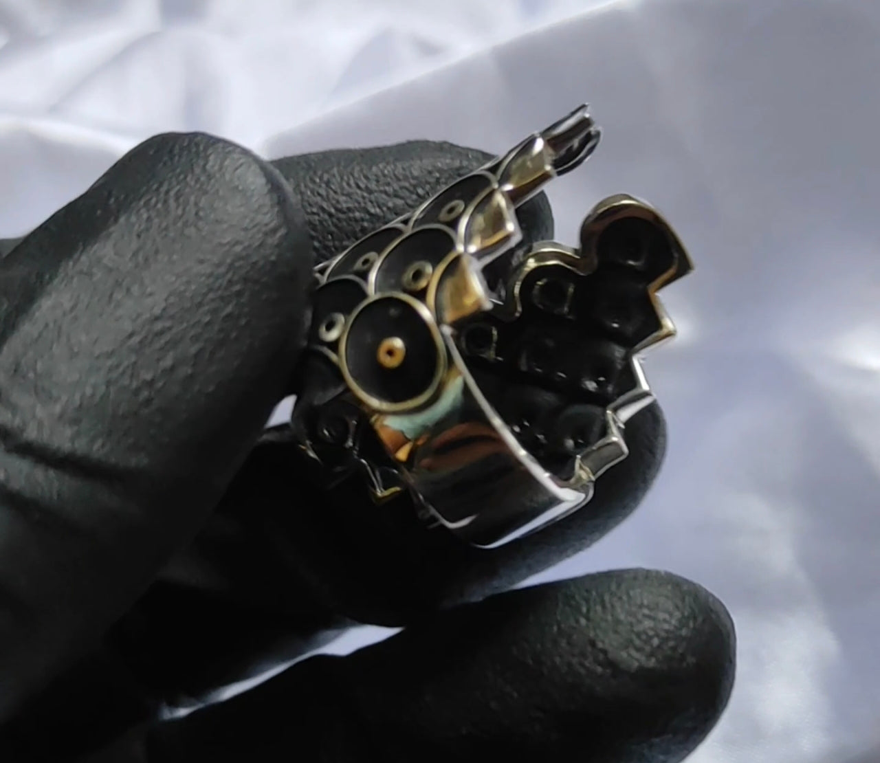 An original ring inspired by the architecture of the Cascade.