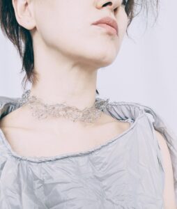 Wire chocker-necklace