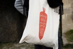 Tote bag “Kezar ker hantsu boi tas”/ Eat carrot so that you can grow tall