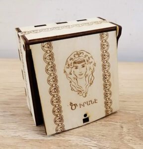 Wooden small gift box by Tsirane