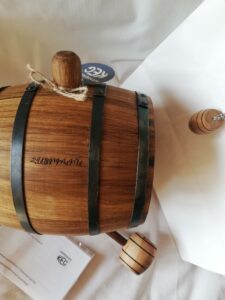 Natural oak barrel 1.5 liter with grape stone ornament