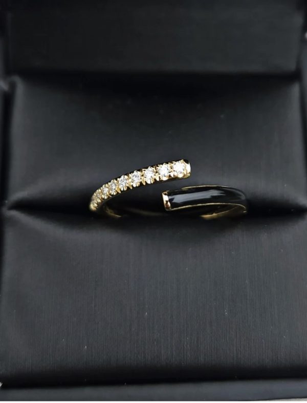 Stunning 14 K diamond ring with enamel and diamonds