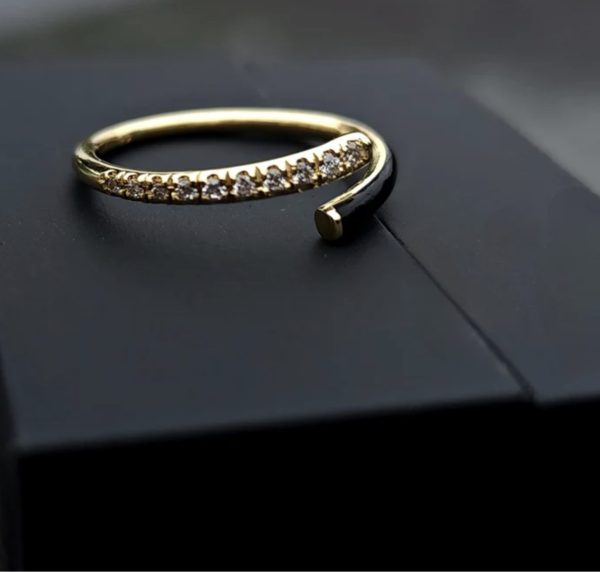 Stunning 14 K diamond ring with enamel and diamonds