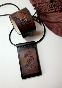 Leather jewelry set “Meeting at night”