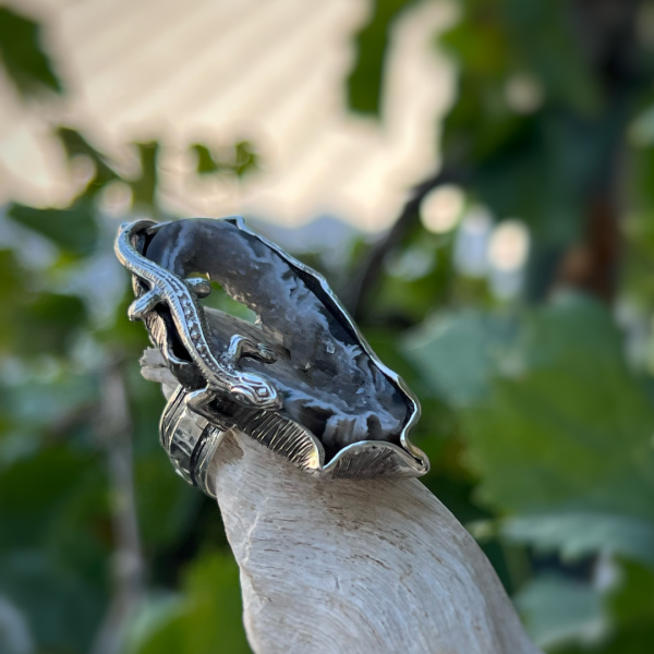 Sterling silver ring with natural agate gemstone | lizard simbol