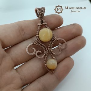 Elegant pendant with natural agate