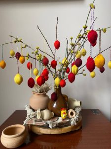 Easter eggs, with red and yellow tones (Set of 15 pieces)