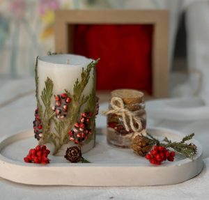 This candle combination set is a good gift option for Christmas and «secret santa» game. Aroma candle, gel candle